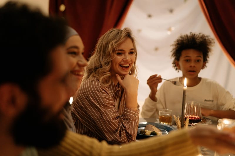 moorddiner-home-800x500 moorddiner - murder mystery - friends laughing at a dinner table